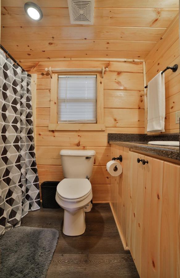 Thomas Cabin Forest Tiny Cabin With Hot Tub Чаттануга Экстерьер фото