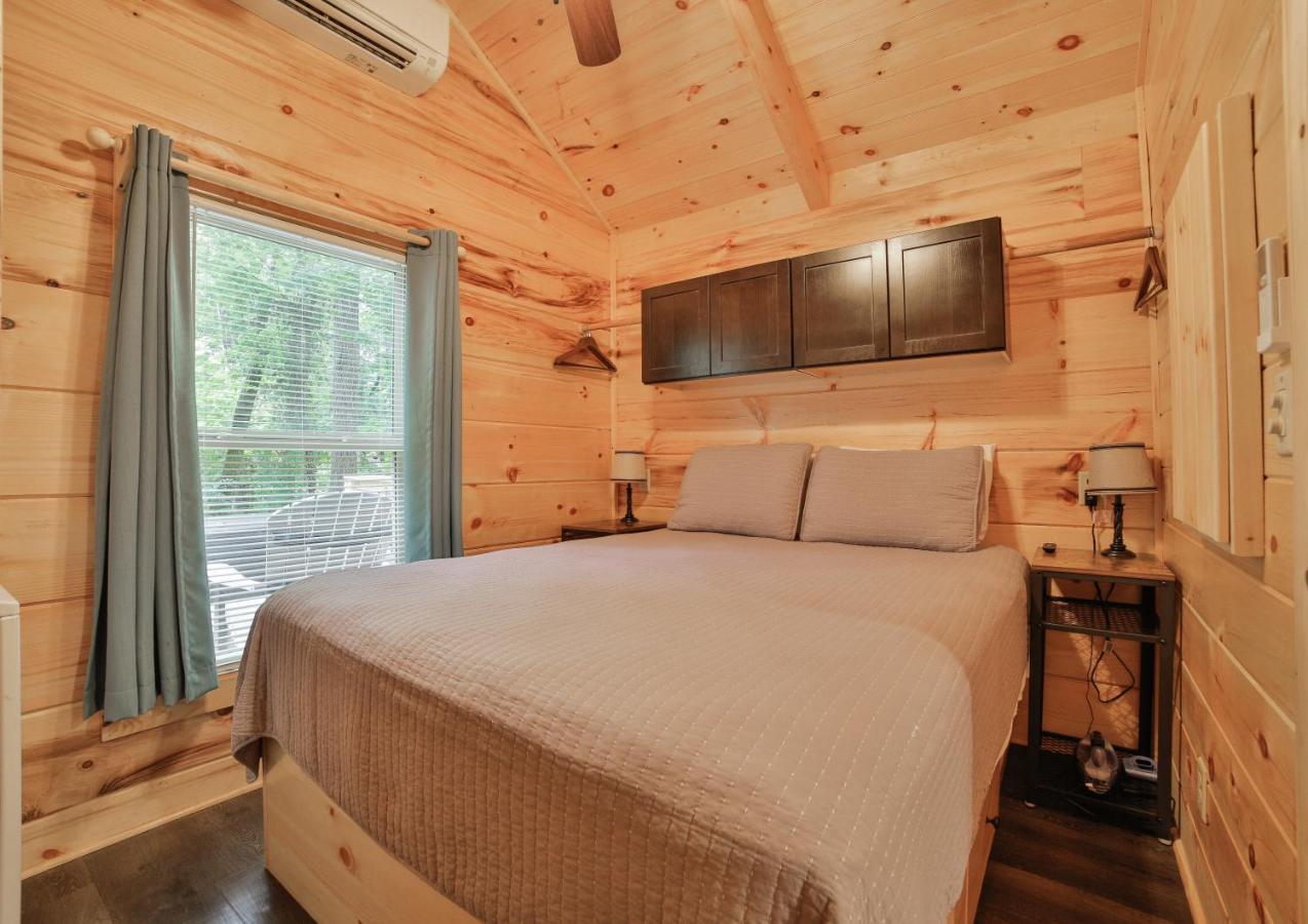 Thomas Cabin Forest Tiny Cabin With Hot Tub Чаттануга Экстерьер фото
