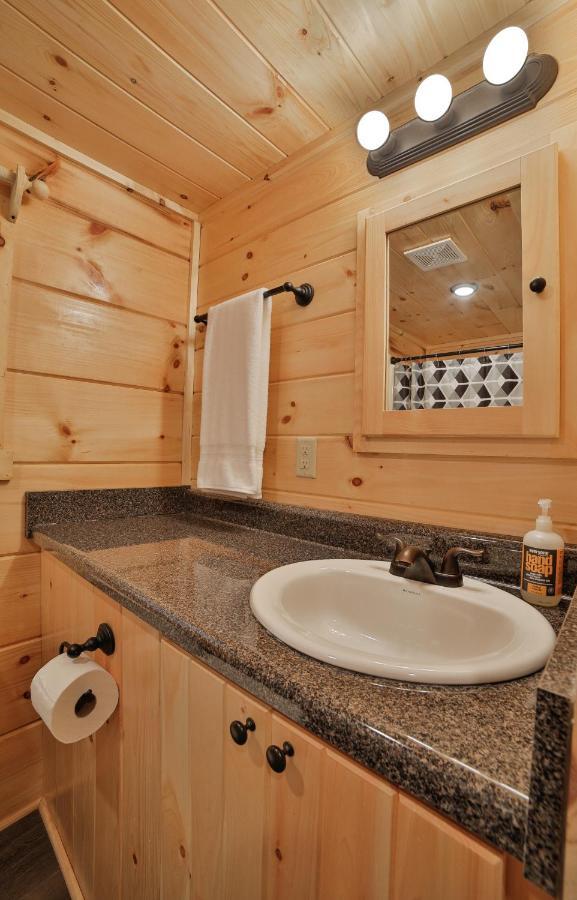 Thomas Cabin Forest Tiny Cabin With Hot Tub Чаттануга Экстерьер фото